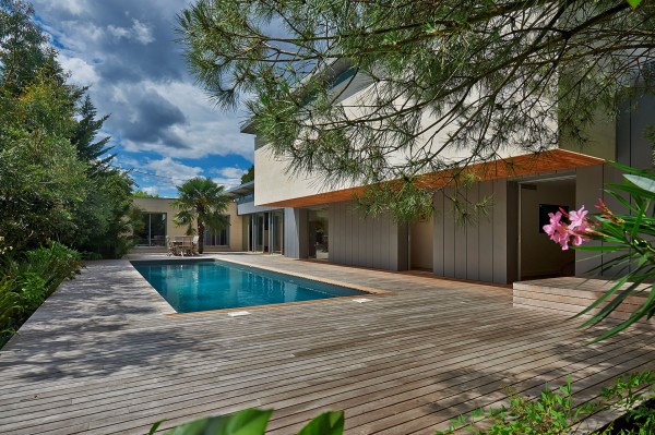 L'extension oriente la maison vers le jardin / Philippe Caumes pour S+M Architectes