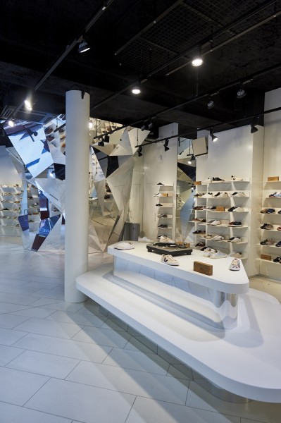 Le podium conçu pour exposer et essayer les articles / Philippe Caumes pour S+M Architectes
