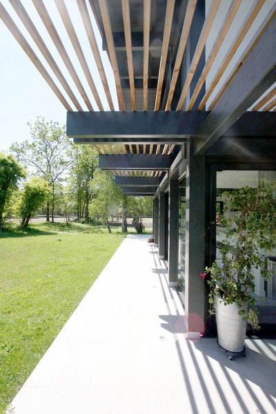 Des espaces de circulation extérieure couverts / Philippe Caumes pour S+M Architectes