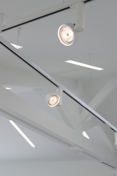 Détail des luminaires encastrés et spots sur rails / CEN Photographie