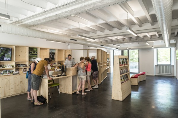 Office de Tourisme - Vue intérieure - espace accueil visiteurs / Sylvain Mille