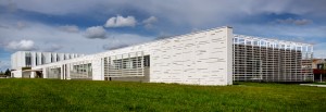 Façade Ouest : un grand mur blanc qui unifie l'espace / Agence Latour-Salier