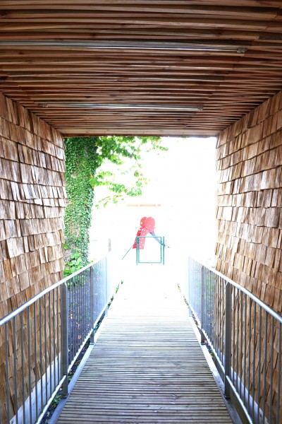 passerelle vers l'école primaire / dauphins