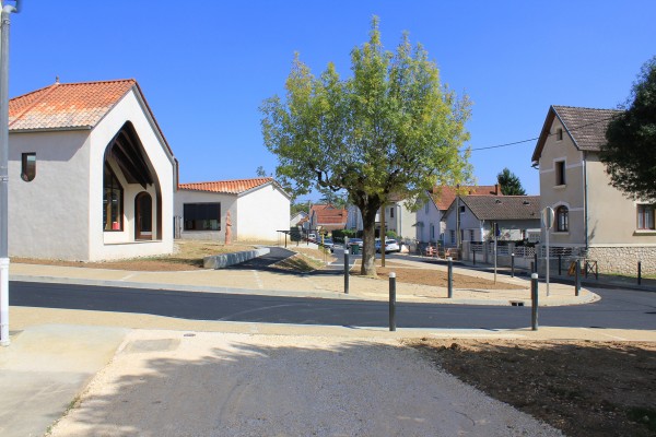 la placette et les maisons du quartier / dauphins