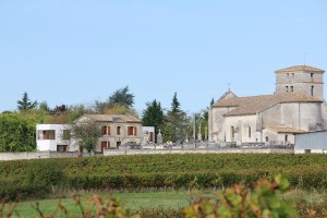 l'église romane et son presbytère / dauphins