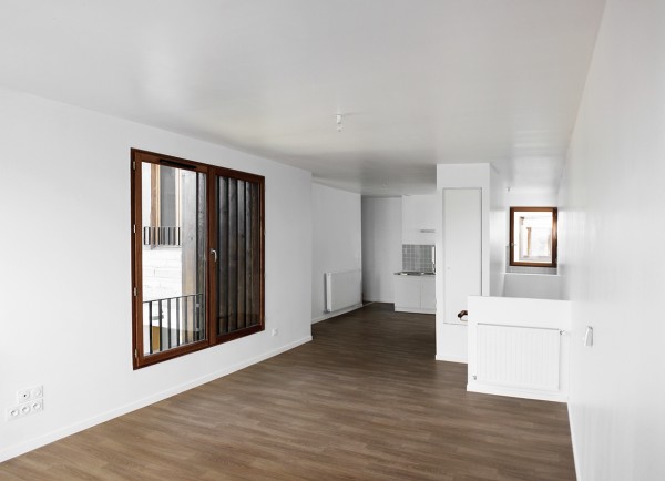 appartement entre le fond de scène et le presbytère (est) / dauphins