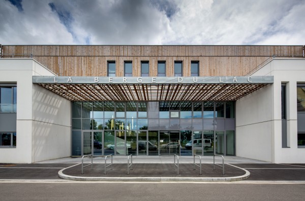 Entrée du bâtiment, rue du commerce / Deepix Studio