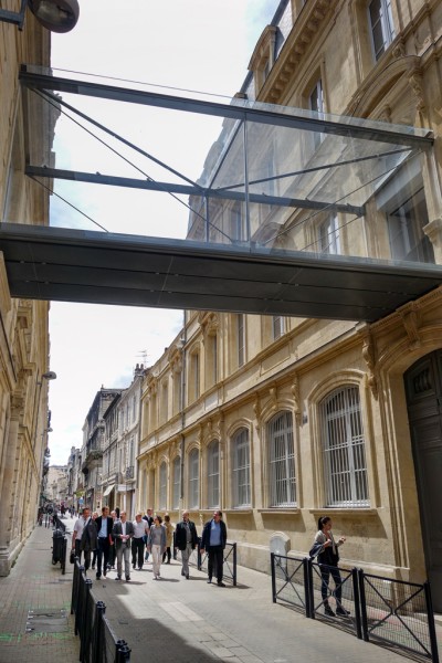 Passerelle en verre extra clair reliant les deux entités / Deepix Studio