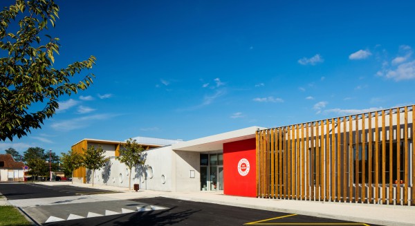groupe scolaire vu de l'espace public / arthur péquin