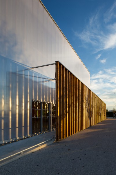 façade sur parvis / arthur péquin