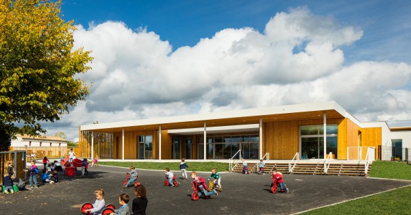 cour maternelle / arthur péquin