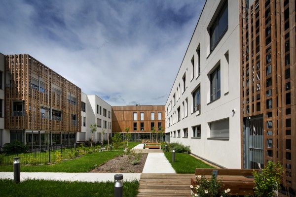 Jardin central et promenade au coeur du projet / Deepix Studio