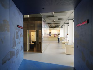 vue sur l'espace scénographique depuis le SAS d'introduction / Photographe Cyrille Weiner