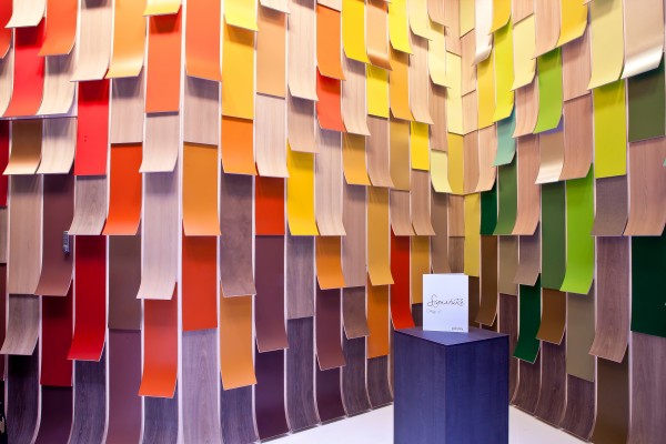 un mur d'écaille qui met en valeur les produit de la marque / Polyrey