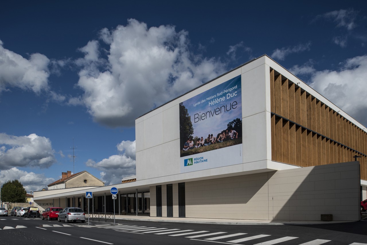 Entrée du Lycée Hélène Duc sur le boulevard Chanzy / Frédéric Desmesure