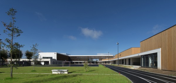 La cour du lycée - Lycée Hélène Duc / Frédéric Desmesure