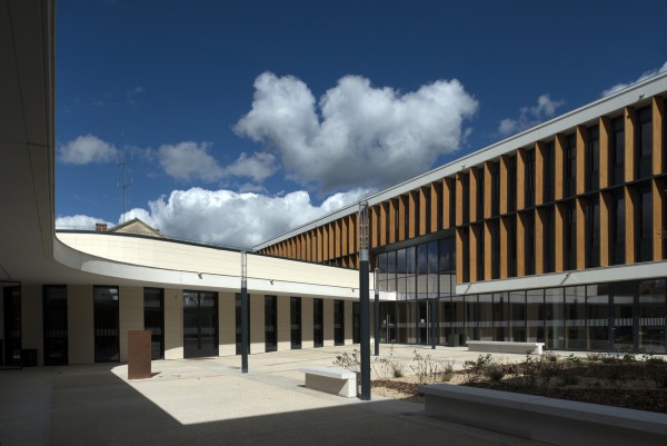 Le parvis des Métiers - Lycée Hélène Duc / Frédéric Desmesure