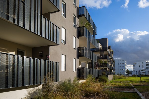 Vue depuis les jardins collectifs / Arthur Pequin