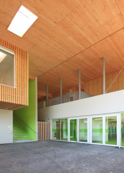 la couverture bois enveloppe les espaces extérieurs / pierre andrieu