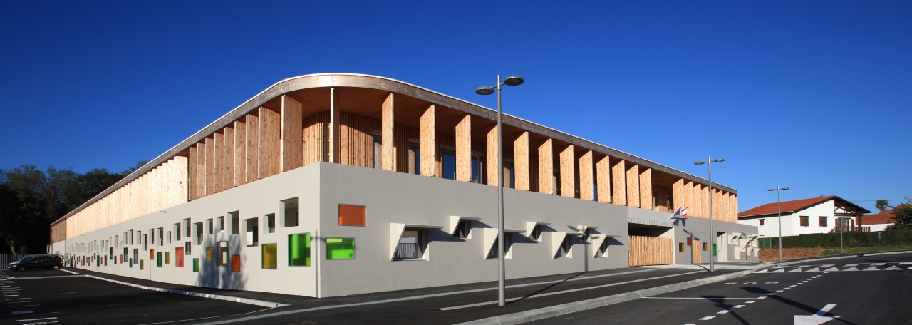 vue façades Sud et Ouest , parvis d'entrée, avant plantations / pierre andrieu