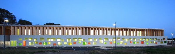 vue nuit façade Ouest (avec brises soleil bois mobiles à l'étage et galerie tampon en rez-de-chaussée)) / pierre andrieu