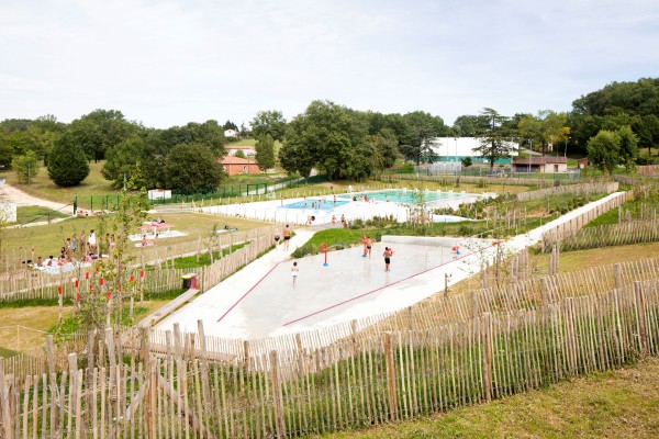 vue d'ensemble du site, jeux d'eau, solarium, bassins. / Edouard Decam