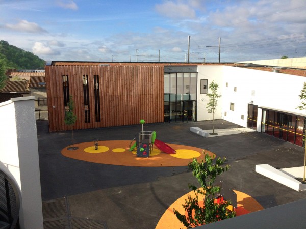 Vue sur la cour de l'école maternelle / MCVD