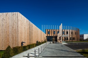 Parvis d'entrée / Arthur Pequin