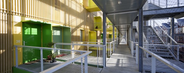 les coursives ouvrent sur les entrée privatives / Edouard Decam