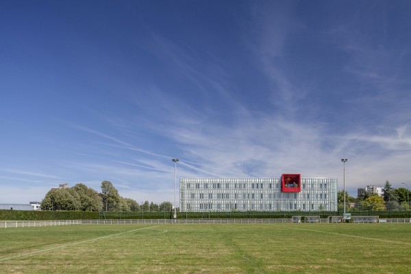 Le bâtiment Newton dans le quartier / Franck Brouillet