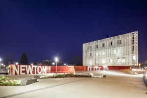 Le parvis et la liaison du bâtiment avec l’espace public / Franck Brouillet