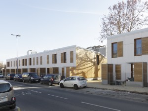 Façade rue du Petit Cardinal - le passage et le platane / Jean-Christophe Garcia