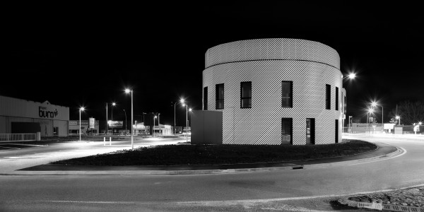 Le bâtiment Piémont dans son environnement / Xavier Dumoulin