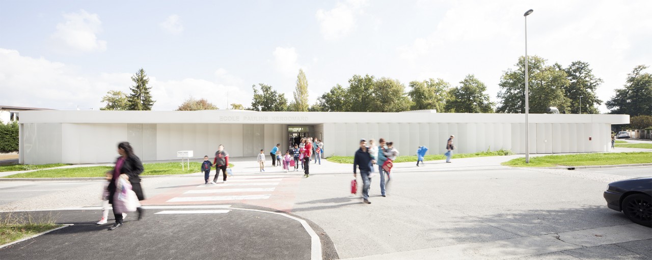 Entrée de l'école maternelle / Edouard Decam