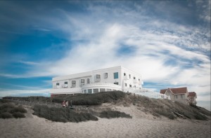 Vue de l’hôtel depuis la plage de Biscarrosse / Bupa Architectures  |  Le Grand Hôtel de la Plage à Biscarrosse