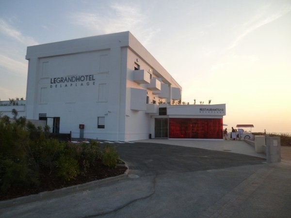 Entrée de l'hôtel / Bupa Architectures | Le Grand Hôtel de la Plage à Biscarrosse