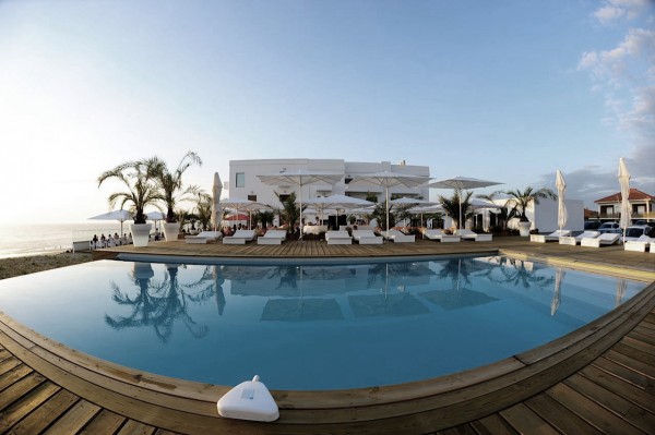 Vue depuis la piscine à débordement / Bupa Architectures | Le Grand Hôtel de la Plage à Biscarrosse