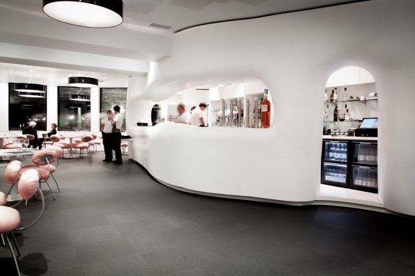 Le Bar en Corian/ salle de Restaurant / Bupa Architectures | Le Grand Hôtel de la Plage à Biscarrosse