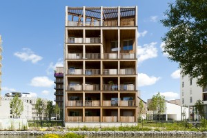 Vue des terrasses bois depuis l'autre rive du canal / Benoit Cary