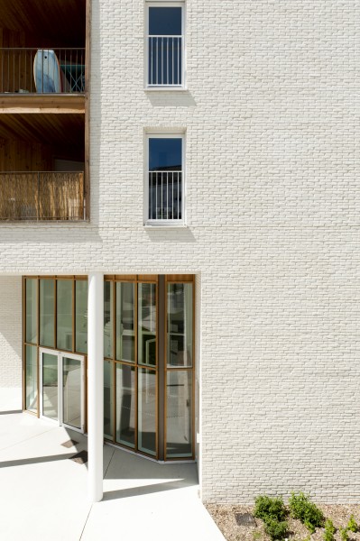 Le hall d'entrée et la façade de brique / Benoit Cary