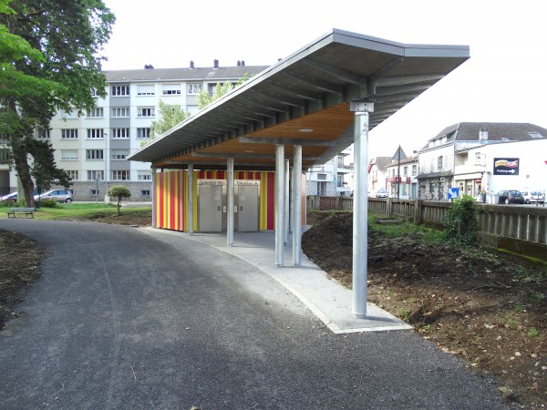 Édicule sanitaires / YCAR