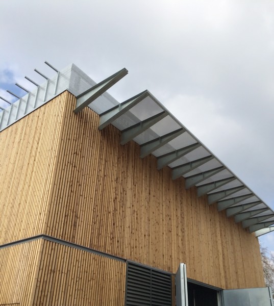détai architectural entre Façade Sud et Facade Est / Atelier Schweitzer Architectes