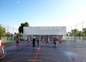 Vue du gymnase depuis le terrain multisport / lna