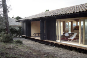 Vue de la façade Sud avec les volets ouverts / Agnès Clotis