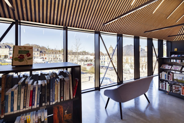 Espace de consultation adultes côté place / Franck Brouillet