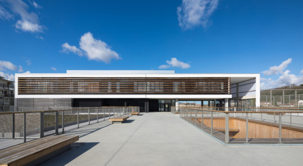 Cour Elémentaire et City Stade en étage / Arthur Péquin