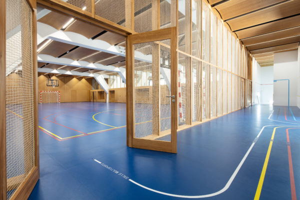 vue de la signalétique et de la salle multisport depuis l'accueil / Arthur Péquin