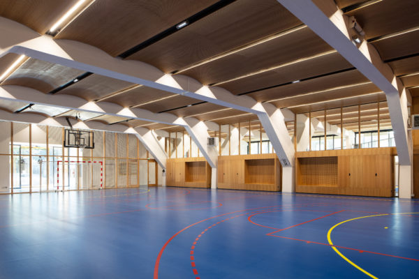 vue sur l’entrée depuis la salle multisport / Arthur Péquin