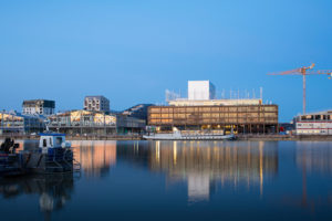 vue depuis la rive opposées des bassins à flot / atelier d'architecture King Kong - photo Arthur Péquin