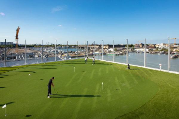 R+6 - plateau sportif - putting green / atelier d'architecture King Kong - photo Arthur Péquin